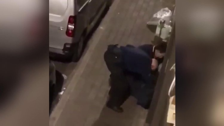 Belçika polisi, kelepçeli şüphelinin kafasını tekmeledi
