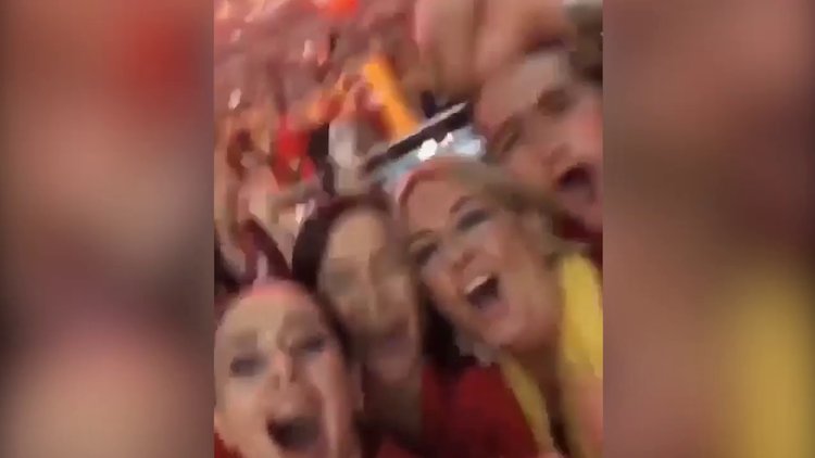 Demet Akbağ şampiyonluk kutlamasında