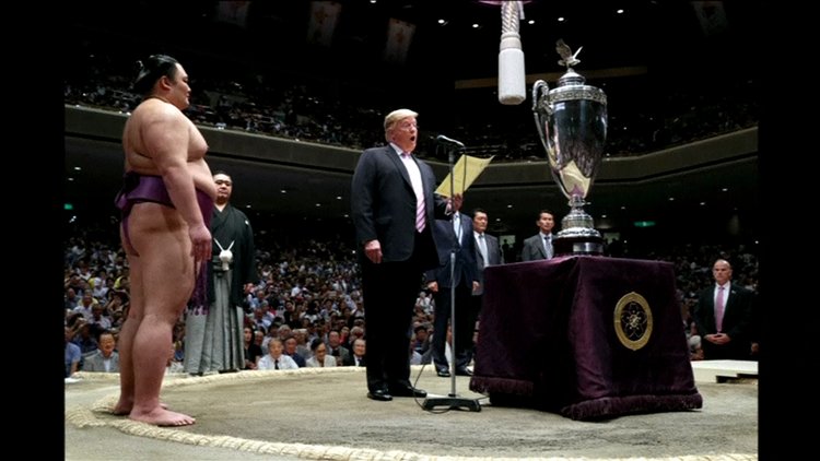 Sumo turnuvasına katılan Trump alay konusu oldu