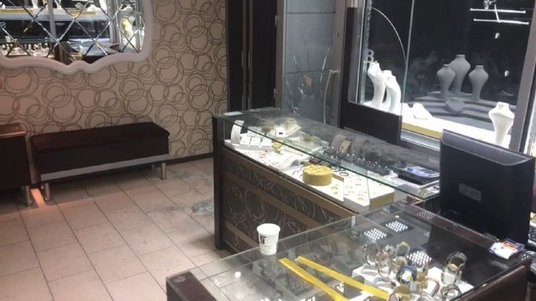 Çaldığı altınları döke döke kaçamadı