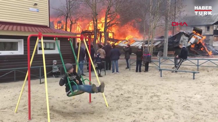 Arkada ev yanarken, o salıncakta eğlendi!