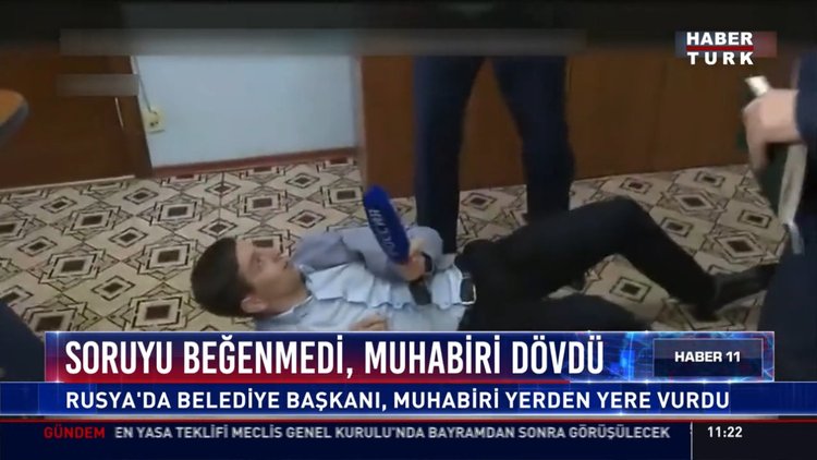 Soruyu beğenmedi, muhabiri dövdü!