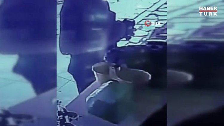 Son görüntüsü güvenlik kamerasında... Kayıp oğlunun kıyafetlerini giydi, 10 gündür sokak sokak onu arıyor