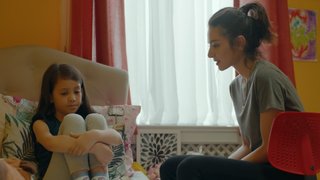 Cemre, Aylin'e destek oluyor.