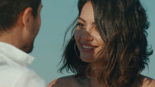 Kerem, Cemre'ye evlenme teklifi ediyor.