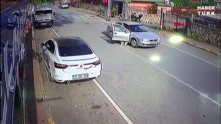 Dövdüğü kadını otomobilden attı
