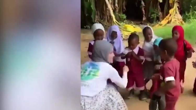 Gamze Özçelik çocuklarla böyle eğlendi