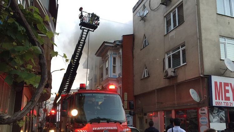 Kadıköy'de ahşap konakta korkutan yangın
