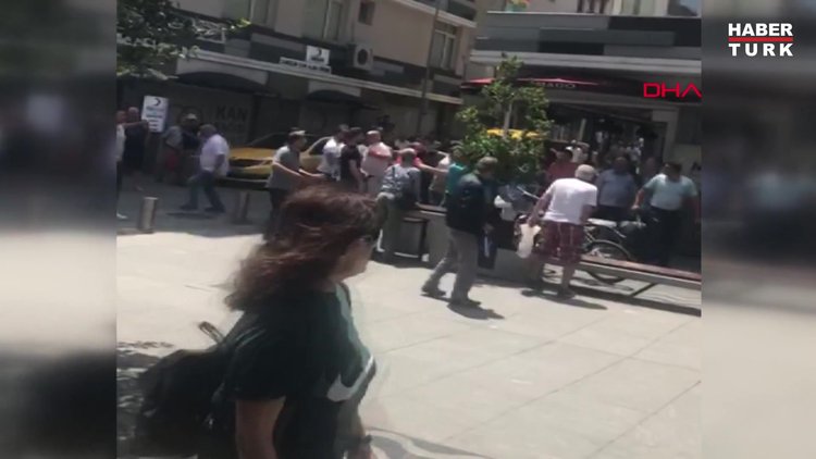 Seyyar satıcılar, zabıta memurunu darp etti O anlar kamerada