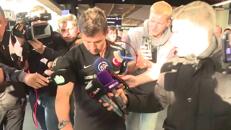 Emre Belözoğlu'na İzlanda'da şok hareket! Tuvalet fırçası uzattılar. İşte o anlar...