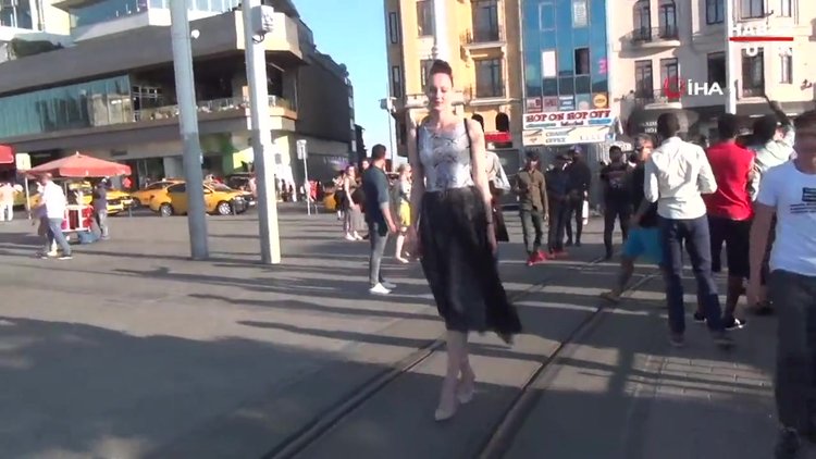 Taksim Meydanı'nda 2,05 metrelik Ukraynalı basketbolcu kadın ilgi odağı oldu