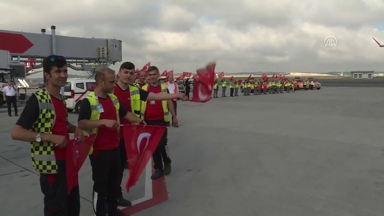 A Milli Takım, bayraklarla karşılandı