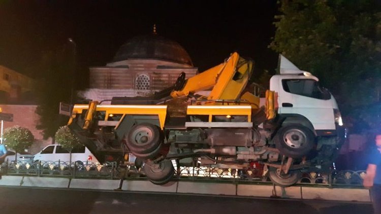 Bayrak asan vinç askıda kaldı