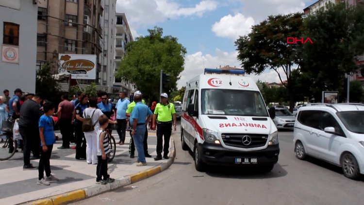 Karne almaya elektrikli bisikletiyle giden liseliye otomobil çarptı