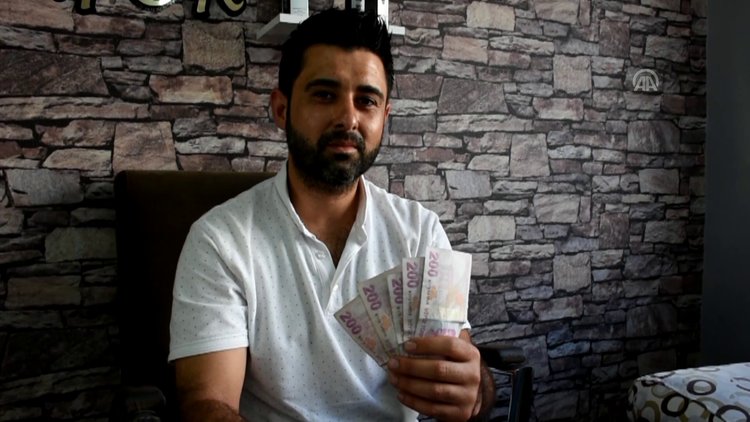 ATM'de bulduğu paranın sahibini arıyor