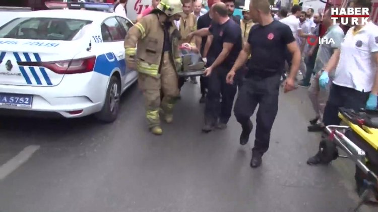 Ümraniye'de halk otobüsü ile minibüs çarpıştı