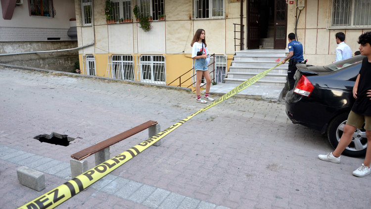 Avcılar'da yolda çökme