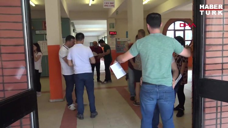 Kulaklarındaki piercing'leri çıkaramayınca sınava alınmadı