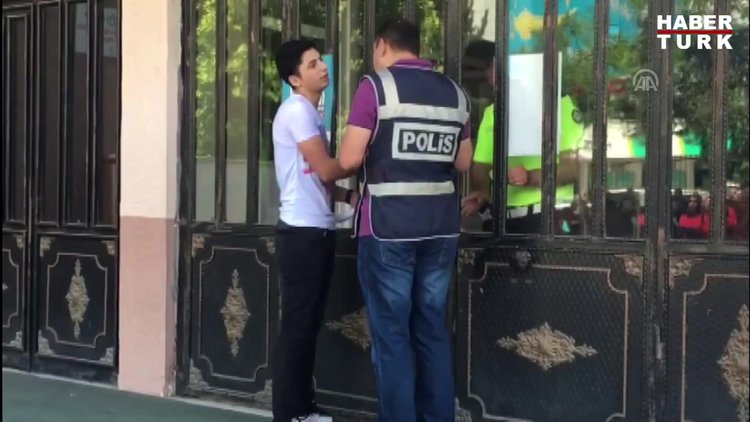 Geç kaldığı için sınava alınmayan öğrenciyi polis teselli etti