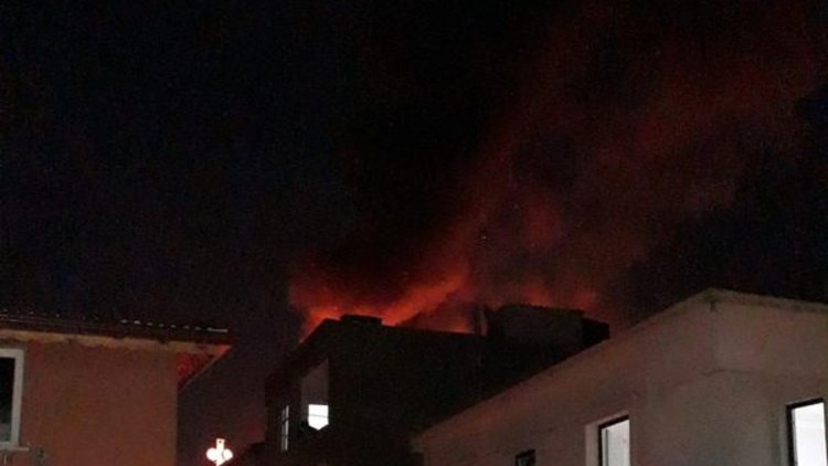 Esenler'de çatı alev alev yandı, güvercinler kurtarılamadı