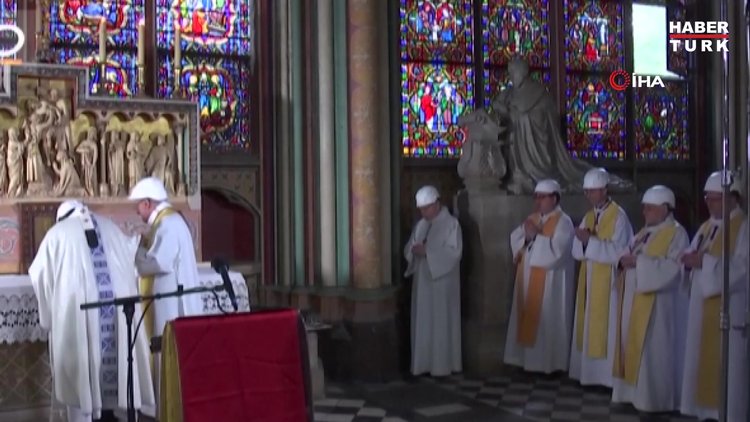 Notre Dame'daki yangının ardından kasklı ayin