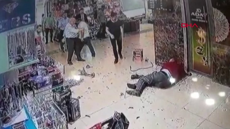 Kapalıçarşı'da muştalı, biber gazlı saldırı kamerada!