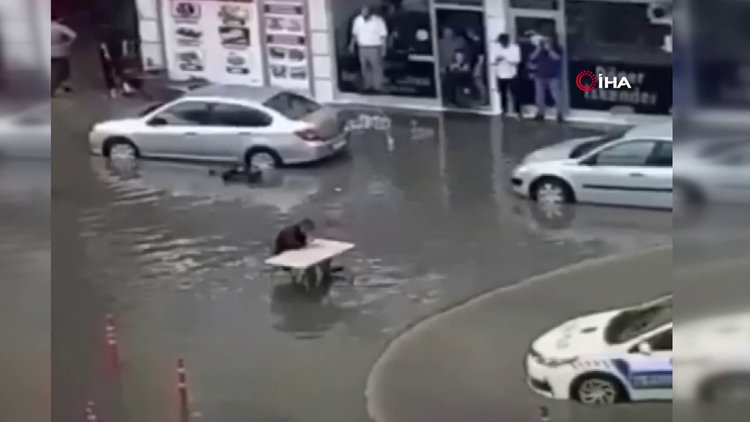 Göle dönen yolun ortasına masa ve sandalye koyup çorba keyfi yaptı