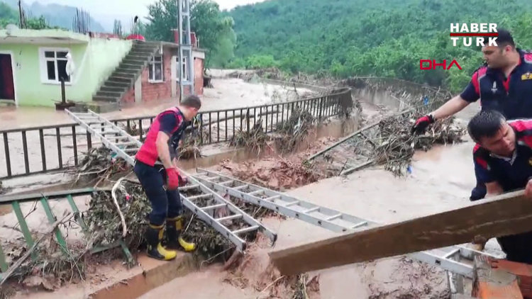 Zonguldak'ta sel! 12 kişi evlerinde mahsur kaldı
