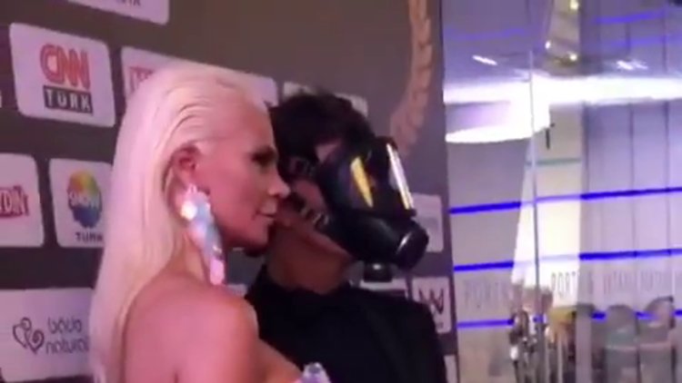 Yılmaz Morgül, ödül törenine gaz maskesiyle katılarak "çevre" vurgusu yaptı.