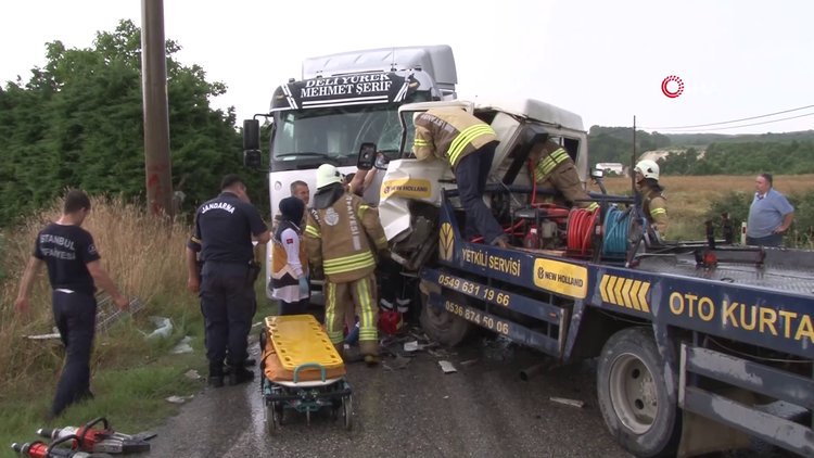 Çatalca'da hatalı sollama yapan çekici tırla kafa kafaya çarpıştı