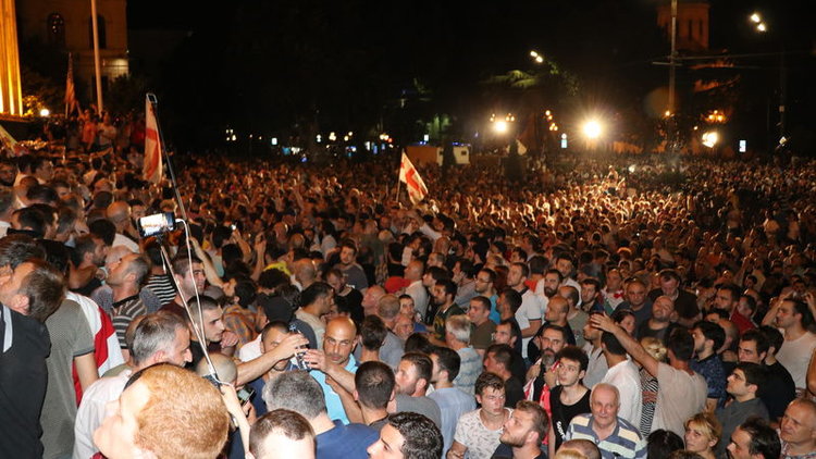 Gürcistan'da eylemciler parlamentoyu kuşattı