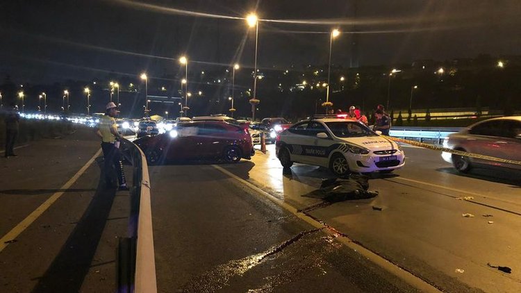 Otomobil motosikletli gruba çarptı: 1 ölü, 2 yaralı