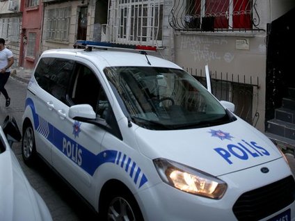 <p><span>Fatih Iskenderpasa Mahallesi’nde Tacikistan uyruklu bir kadin, ayaklarindan bagli kafasina siyah poset geçirilmis sekilde ölü bulundu. Polisin yaptigi incelemenin ardindan kadinin bogazina siyah poset geçirilip, basörtüsü ile bogularak öldürüldügü tespit edildi. Polis ekipleri, süpheli ya da süphelilerin yakalanmasi için çalisma baslatti</span></p>