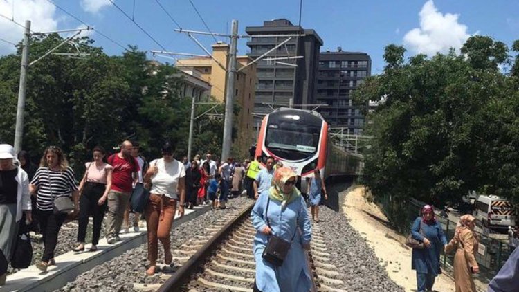 Marmaray'da arıza: Raylarda yürüdüler