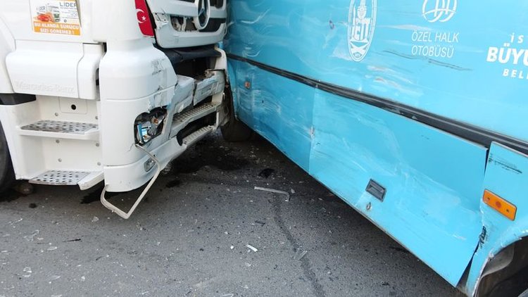 Tuzla'da hafriyat kamyonu halk otobüsüne çarptı! 10 kişi yaralandı