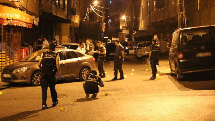 Bağcılar'da silahlı çatışma: 4 ağır yaralı