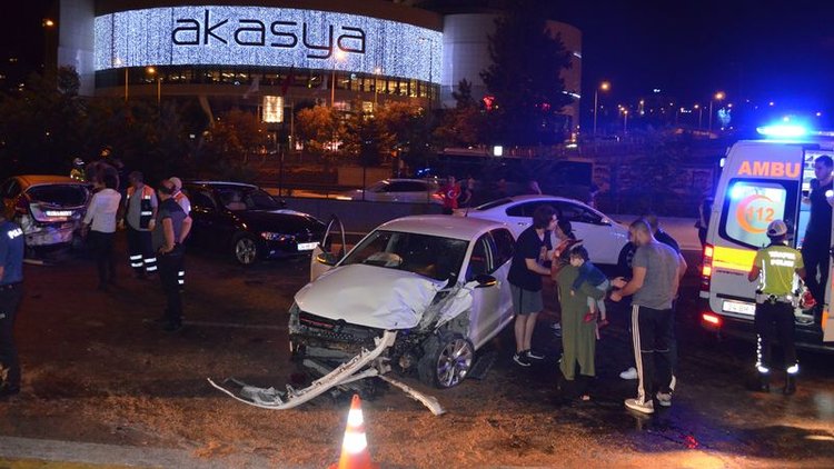 Kadıköy'de 8 araç birbirine girdi: 7 yaralı
