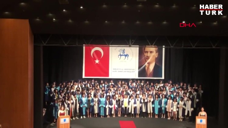 Öğrenciler, mezuniyet töreninde kürsüye gelen dekana sırtlarını döndü