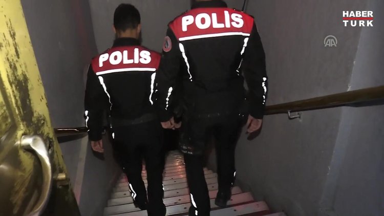 Kaçak çalıştırılan kadınlar gizli bölmede yakalandı