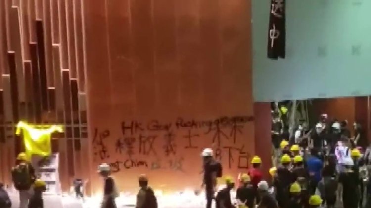 Hong Kong'da protestocular Meclis binasını bastı!