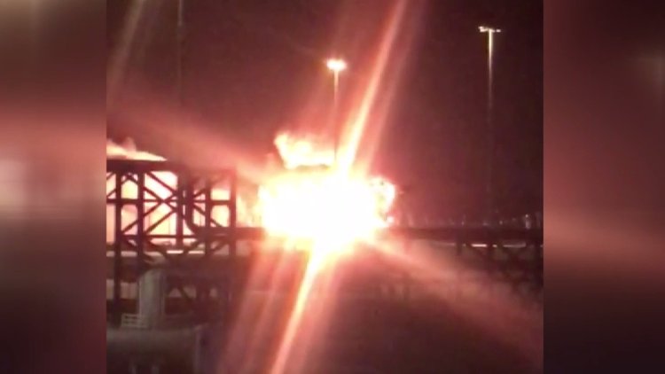 İzmir'de gemide patlamanın ardından yangın çıktı