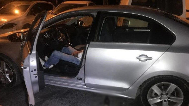 Kaza yaptı, direksiyon başında uyuya kaldı