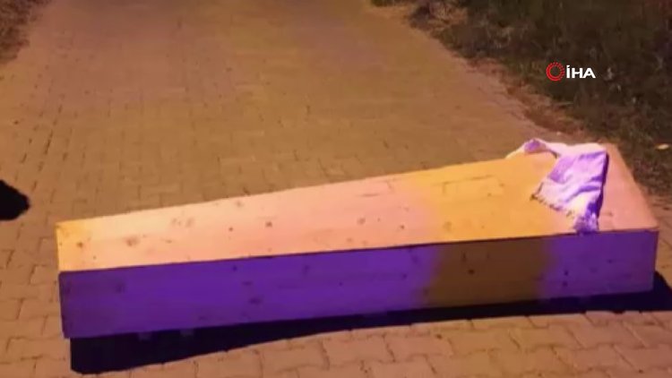 Yol ortasına bırakılan boş tabut korkuttu