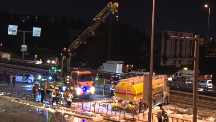 Yakıt yüklü tanker devrildi, trafik kilitlendi