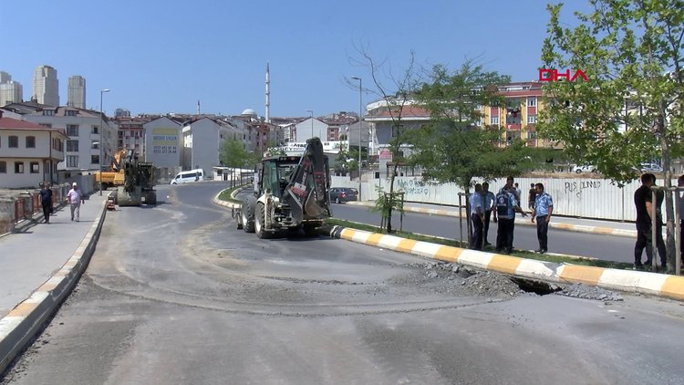 ESENYURT'TA YOL ÇÖKTÜ, CADDE TRAFİĞE KAPATILDI