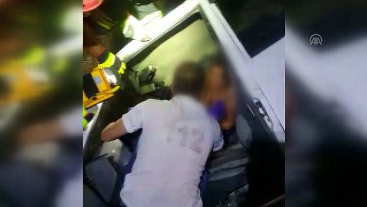 Kazanın şokunu atlatamadı, otomobilden çıkmak istemedi