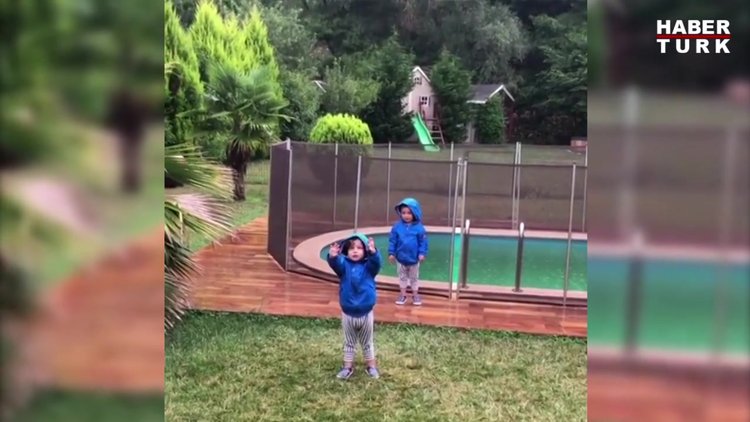 İkizlerin yağmur sevinci