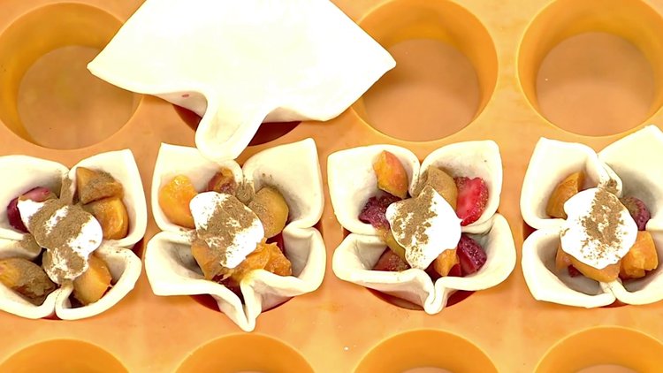 Çilekli çiçek tatlı