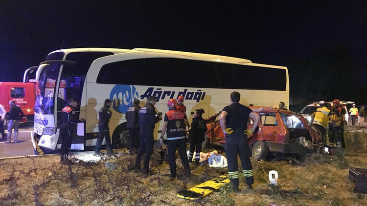 Son dakika... Sivas'ta yolcu otobüsü ile çarpışan otomobil takla attı: 3 ölü, 1 yaralı