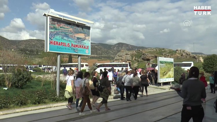Pamukkale'deki antik havuzda kaplıca keyfi